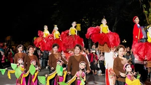 El Festival de Marionetas de Hanoi 2025 atrae mucha atención tanto del público general como de los turistas. (Foto: VNA)