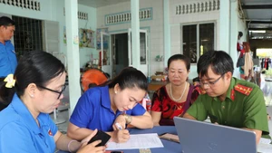 El índice de satisfacción de los ciudadanos con los trámites administrativos ofrecidos por las fuerzas policíacas alcanza el 96,37 por ciento en 2025. (Foto ilustrativa: VNA)