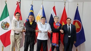 Los embajadores del ACMC posan para una foto grupal en la ceremonia de entrega. (Foto: VNA)