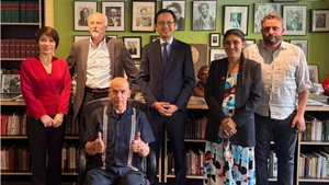El embajador Do Hung Viet y delegados participantes en la cita (Foto: VNA)