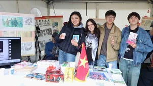 Visitantes en el pabellón vietnamita. (Foto: VNA)