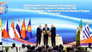 Ceremonia de firma del documento de adhesión de Uruguay y Argelia al Tratado de Amistad y Cooperación en el Sudeste Asiático (TAC) (Foto: baoquocte.vn)
