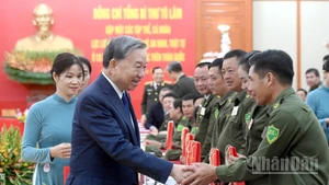 El secretario general del Partido Comunista de Vietnam, To Lam, con individuos y colectivos ejemplares de las fuerzas que participan en la protección de la seguridad y el orden a nivel de base en todo el país. (Foto: Nhan Dan)