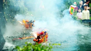 El arte de las marionetas acuáticas en las afueras de Hanói