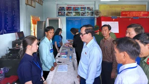 El vicepresidente de la Asamblea Nacional, Tran Quang Phuong inspecciona los preparativos de las elecciones legislativas en la comuna de Dat Mui. 
