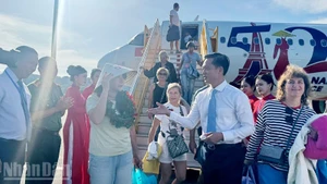 Turistas rusas recibidas en el aeropuerto internacional de Phu Quoc.