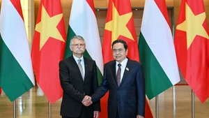 El presidente de la Asamblea Nacional (Parlamento) de Vietnam, Tran Thanh Man, y su homólogo de Hungría, Laszlo Kover.