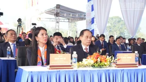 El secretario del Comité Central del Partido Comunista de Vietnam y ministro de Relaciones Exteriores, Le Hoai Trung, asiste a la cita. 