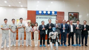 El presidente del Comité Popular de Hanói, Vu Dai Thang, junto con la delegación, visita el Centro de Investigación y Desarrollo de Samsung Vietnam. (Foto: VNA)