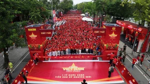Vietnamitas marchan juntos por un país unido y poderoso hacia una nueva era