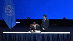 El ministro de Seguridad Pública de Vietnam, Luong Tam Quang, firma la Convención de las Naciones Unidas contra la Ciberdelincuencia. (Foto: Nhan Dan)