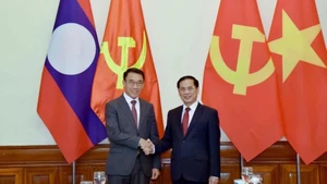 El viceprimer ministro y canciller de Vietnam, Bui Thanh Son, y el jefe interino de la Comisión de Relaciones Exteriores del Comité Central del Partido Popular Revolucionario de Laos (PPRL), Bounleua Phandanouvong. (Foto: Cancillería de Vietnam)