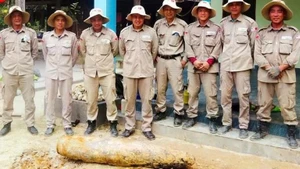 El personal de PeaceTrees Vietnam traslada la bomba de forma segura al lugar de detonación designado. (Foto: Nhan Dan)