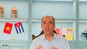 El embajador de Cuba en Vietnam, Rogelio Polanco Fuentes, en la entrevista. (Foto: VNA)
