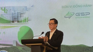Mai Duy Thien, presidente de la Asociación de Energía Limpia de Vietnam, habla en el evento. (Foto: Nhan Dan)