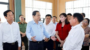 [Foto] Líder del Legislativo visita centro de servicios administrativos públicos de comuna de Vi Thuy