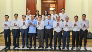 El miembro del Buró Político del Comité Central del Partido Comunista de Vietnam (PCV) y presidente del Estado, Luong Cuong, y otros delegados con los miembros de la Junta Ejecutiva del Comité partidista en la provincia de Cao Bang.