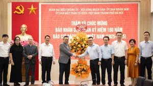 Le Quoc Minh, miembro del Comité Central del Partido Comunista de Vietnam (PCV), presidente-editor del periódico Nhan Dan, subjefe de la Comisión de Propaganda y Movilización de Masas del Comité Central del PCV y presidente de la Asociación de Periodistas del país, recibe a Tran Sy Thanh, miembro del Comité Central del PCV, vicesecretario del Comité del Partido y presidente del Comité Popular de Hanói.