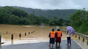La provincia centrovietnamita de Quang Tri moviliza equipos para desbloquear carreteras tras inundaciones. (Foto: VNA)