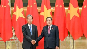 El presidente de la Asamblea Nacional de Vietnam, Tran Thanh Man, y el miembro del Comité Permanente del Buró Político y presidente del Comité Permanente de la Asamblea Popular Nacional de China, Zhao Leji. (Foto: Nhan Dan)
