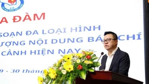 Le Quoc Minh, miembro del Comité Central del Partido Comunista de Vietnam, presidente-editor del periódico Nhan Dan, subjefe de la Comisión de Propaganda y Movilización de Masas del Comité Central del Partido, y presidente de la Asociación de Periodistas del país, en el evento. 