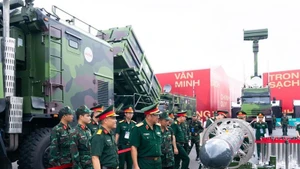Vietnam exhibe equipos militares modernos en Exposición de Logros Nacionales