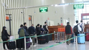 El turismo fronterizo en Lang Son inicia 2026 con gran afluencia de visitantes en puerto internacional Huu Nghi. (Foto: VNA)