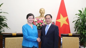 El viceprimer ministro y canciller de Vietnam, Bui Thanh Son, recibe a Chea Kimtha, embajadora de Camboya en el país. (Foto: VNA)