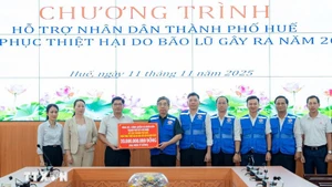 Ciudad Ho Chi Minh proporciona 800 mil dólares para ayudar a Hue a recuperarse de inundaciones. (Foto: VNA)