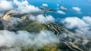 En los últimos años, Binh Dinh se ha destacado en el mapa turístico por sus hermosas rutas costeras, playas vírgenes y tranquilos pueblos pesqueros.