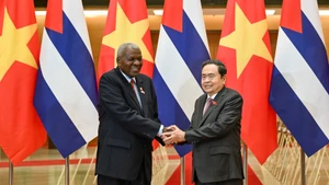 El presidente de la Asamblea Nacional de Vietnam, Tran Thanh Man, (derecha) y el titular de la Asamblea Nacional del Poder Popular y del Consejo de Estado de Cuba, Esteban Lazo Hernández.