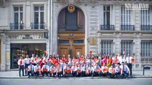 [Foto] Bandera roja con la estrella amarilla ondea en Francia en saludo al 80 aniversario del Día Nacional de Vietnam