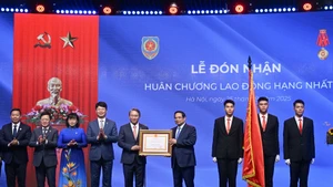 El primer ministro de Vietnam, Pham Minh Chinh, otorga la Orden del Trabajo de Primera Clase al Ministerio de Justicia.