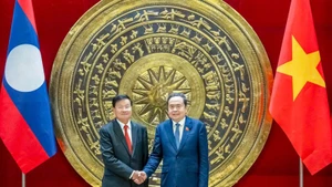 El presidente de la Asamblea Nacional (Parlamento) de Vietnam, Tran Thanh Man, y el secretario general del Partido Popular Revolucionario de Laos (PPRL) y presidente de ese país, Thongloun Sisoulith.