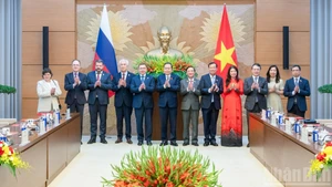 [Foto] Presidente del Parlamento vietnamita recibe al primer vicepresidente del Consejo de la Federación de Rusia