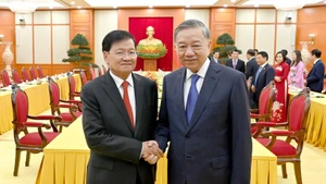 El secretario general del Partido Comunista de Vietnam, To Lam, recibe al secretario general del Partido Popular Revolucionario y presidente de Laos, Thongloun Sisoulith. (Foto: Nhan Dan)