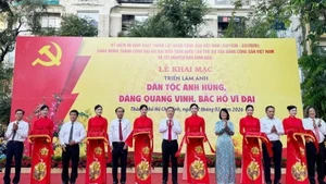 Vietnam celebra 96 años de la fundación del Partido con exposición fotográfica (Foto: VNA)