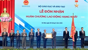El secretario general del Partido Comunista de Vietnam, To Lam, otorga la Orden de Trabajo de primera clase al Ministerio de Educación y Formación.