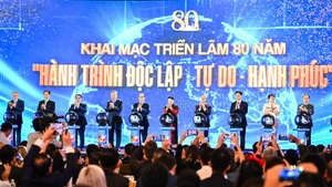 El secretario general del Partido, To Lam, el primer ministro Pham Minh Chinh y otros anteriores y actuales dirigentes del Partido y del Estado ofician la ceremonia inaugural de la exposición. (Foto: Nhan Dan)