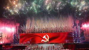 Un espectacular y gran espectáculo pirotécnico artístico, como una sinfonía grandiosa, celebra el exitoso XIV Congreso Nacional del Partido Comunista de Vietnam. (Foto: VNA)