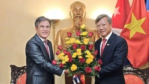 El embajador de Laos en Cuba, Vanhtha Sengmeuang, felicita a su par vietnamita. (Foto: Embajada de Vietnam en Cuba)