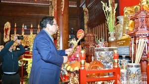 El primer ministro de Vietnam, Pham Minh Chinh, ofrece incienso en memoria del Presidente Ho Chi Minh. (Foto: VNA)