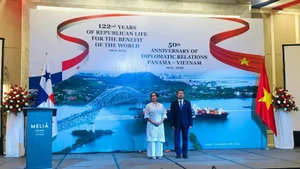 Vu Hai Ha, miembro del Comité Central del Partido y subsecretario a cargo del Comité del Partido en la Asamblea Nacional y miembro del Comité Permanente de la Asamblea Nacional, y Nubiela Ayala Modes, embajadora de Panamá en Vietnam, en la cita. (Foto: Nhan Dan)