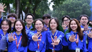 [Foto] Estudiantes voluntarios de Hanói apoyan el funcionamiento del modelo de gobierno local de dos niveles