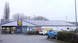 Un supermercado en Alemania instala un sistema de paneles solares. (Foto: Xinhua)