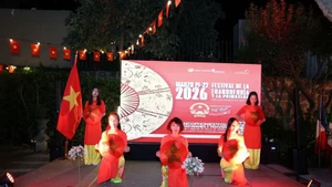 En el área del Rincón de Vietnam, durante el evento, se presenta una danza tradicional con sombreros cónicos. Foto: VNA