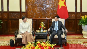 [Foto] Presidente vietnamita recibe a embajadora de Camboya 