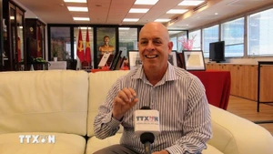 El presidente de la Asociación de Amistad Israel-Vietnam, Eyal Buvilski, en la entrevista. (Foto: VNA)