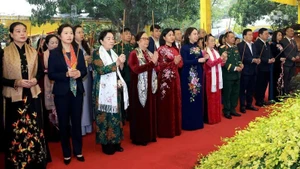 La vicepresidenta de Vietnam, Vo Thi Anh Xuan, y otros delegados en el acto. (Foto: Nhan Dan)