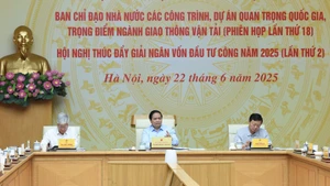 [Foto] Premier vietnamita preside conferencia nacional para impulsar programas clave